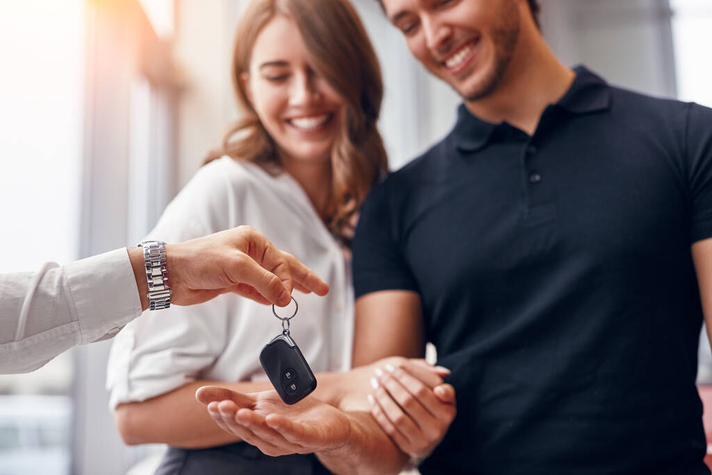 Gestionnaire de cultures donnant des clés de véhicule à couple heureux - Photo, image