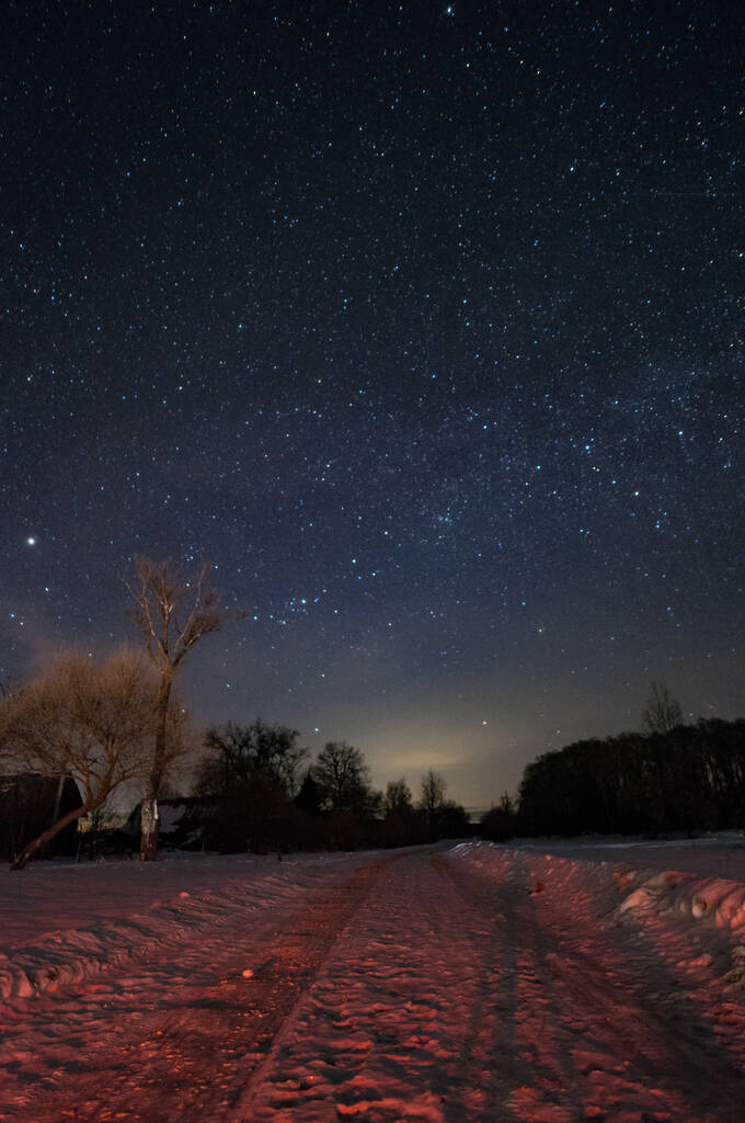 Дорожная зима, звездная ночь в деревне. Вокруг деревьев. - Фото, изображение