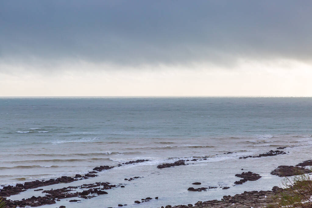 Chmury nad oceanem, w Eastbourne w Sussex - Zdjęcie, obraz