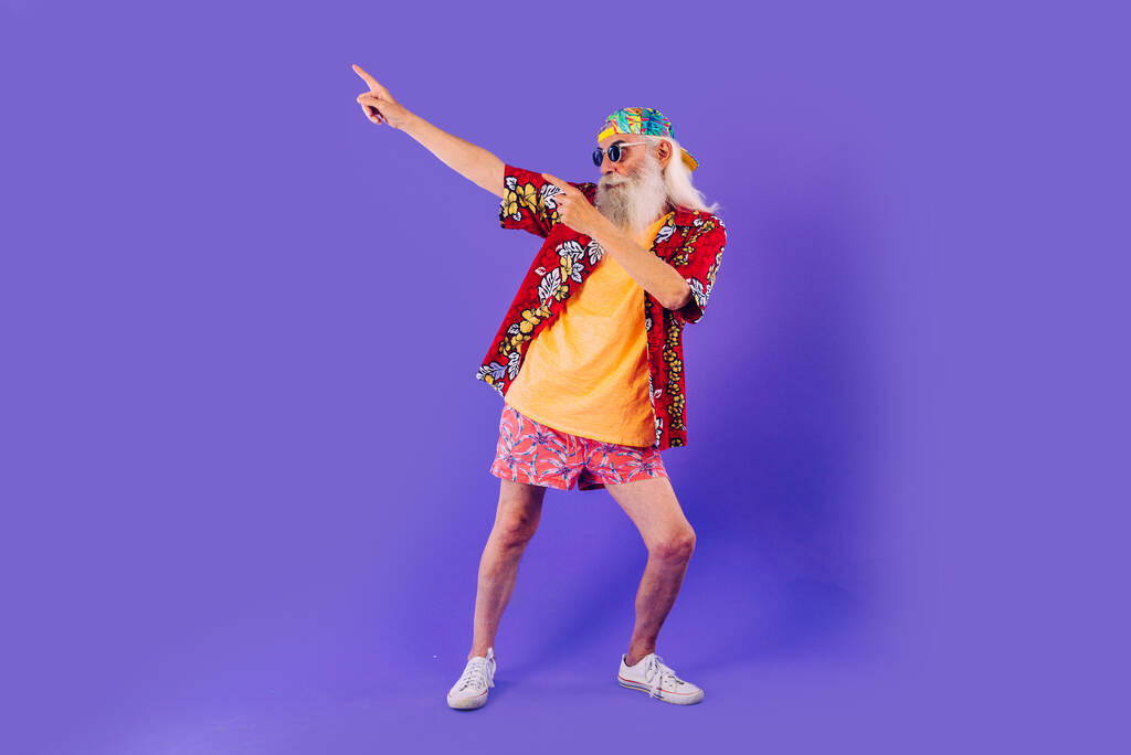Uomo anziano dall'aspetto eccentrico - uomo di 60 anni che si diverte, ritratto su sfondo colorato, concetti di anziani giovani e stile di vita - Foto, immagini