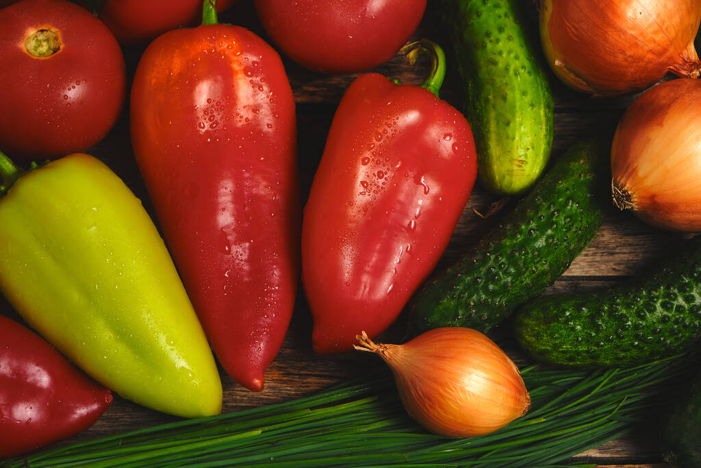 Νωπά λαχανικά, ντομάτες, αγγούρια, πιπεριές και κρεμμύδια - Φωτογραφία, εικόνα