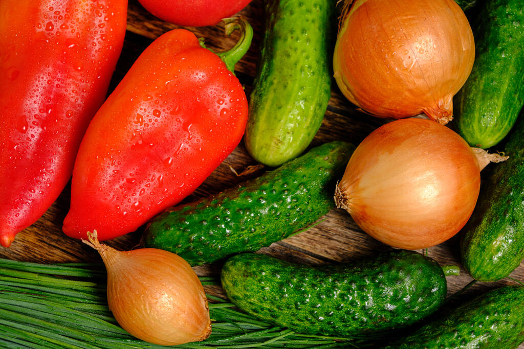 Свіжі овочі, помідори, цибулини, болгарський перець і цибуля
 - Фото, зображення
