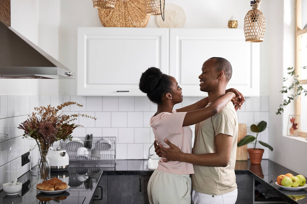 γλυκός Αφρο-Αμερικανός άντρας και γυναίκα χορεύουν στο σπίτι - Φωτογραφία, εικόνα