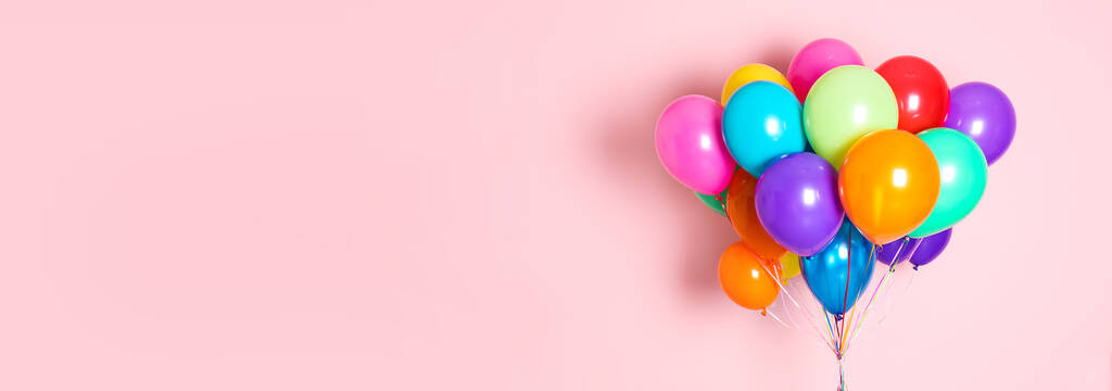 Ένα μάτσο φωτεινά μπαλόνια σε ροζ φόντο, χώρος για κείμενο. Σχεδιασμός banner  - Φωτογραφία, εικόνα
