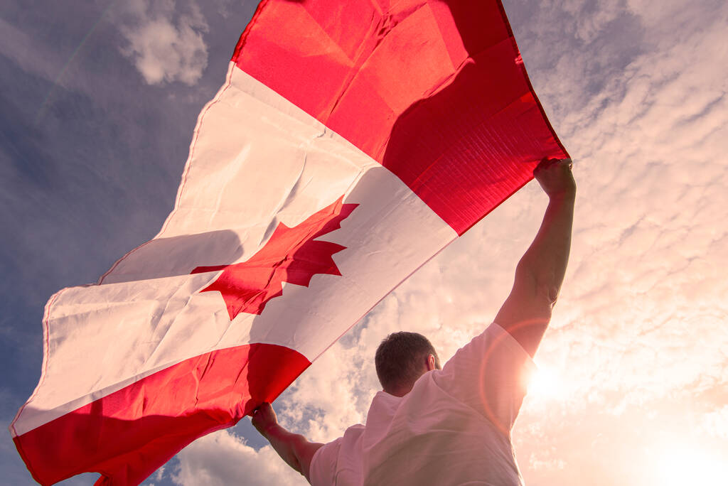 Kanada Ulusal Bayrağı 'nı tutan adam  - Fotoğraf, Görsel