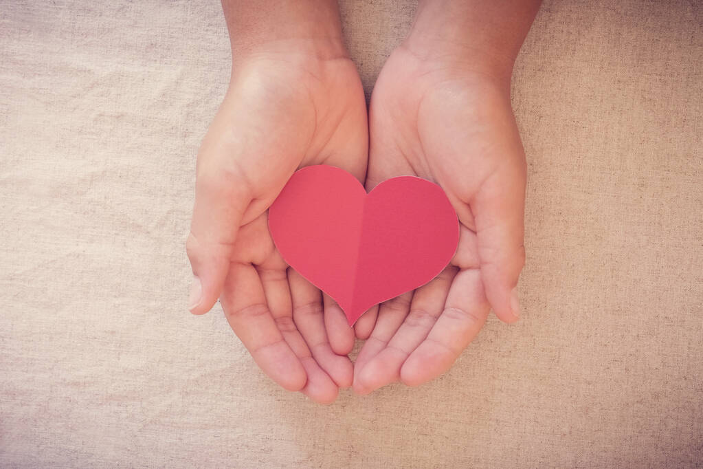 Hände und rotes Herz, Krankenversicherung, Spenden- und Charity-Konzept - Foto, Bild