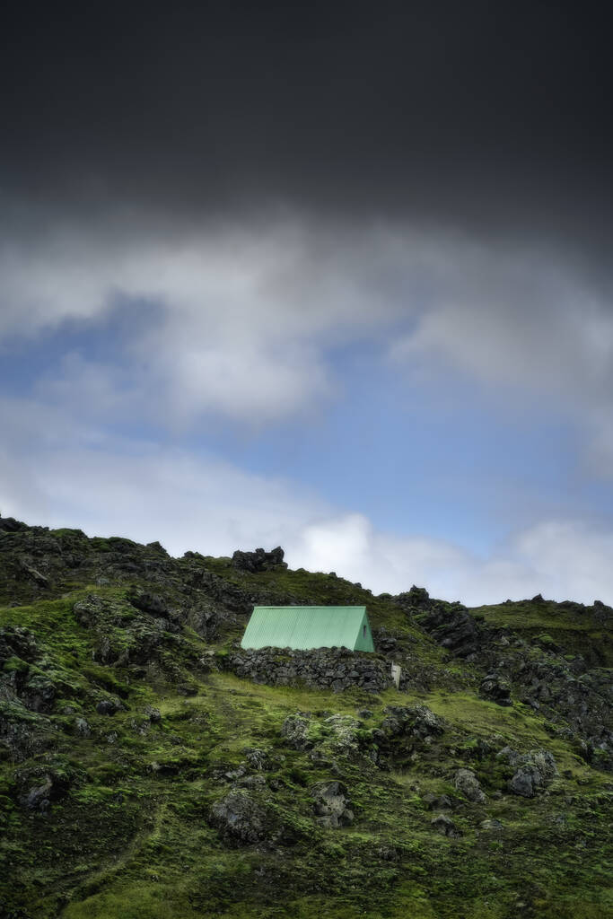 Islandia hermoso paisaje natural en el día. Casa en el campo de lava con musgo verde
 - Foto, Imagen