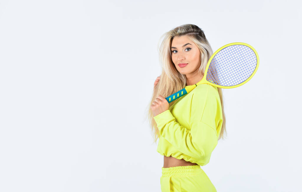 Nyári elfoglaltság. Sport az egészségért. A lány kézben tartja a teniszütőt. Tenisz klub koncepció. Aktív szabadidő és hobbi. Tenisz sport és szórakozás. A lány teniszezik. Fitness nő. Játszani játék - Fotó, kép