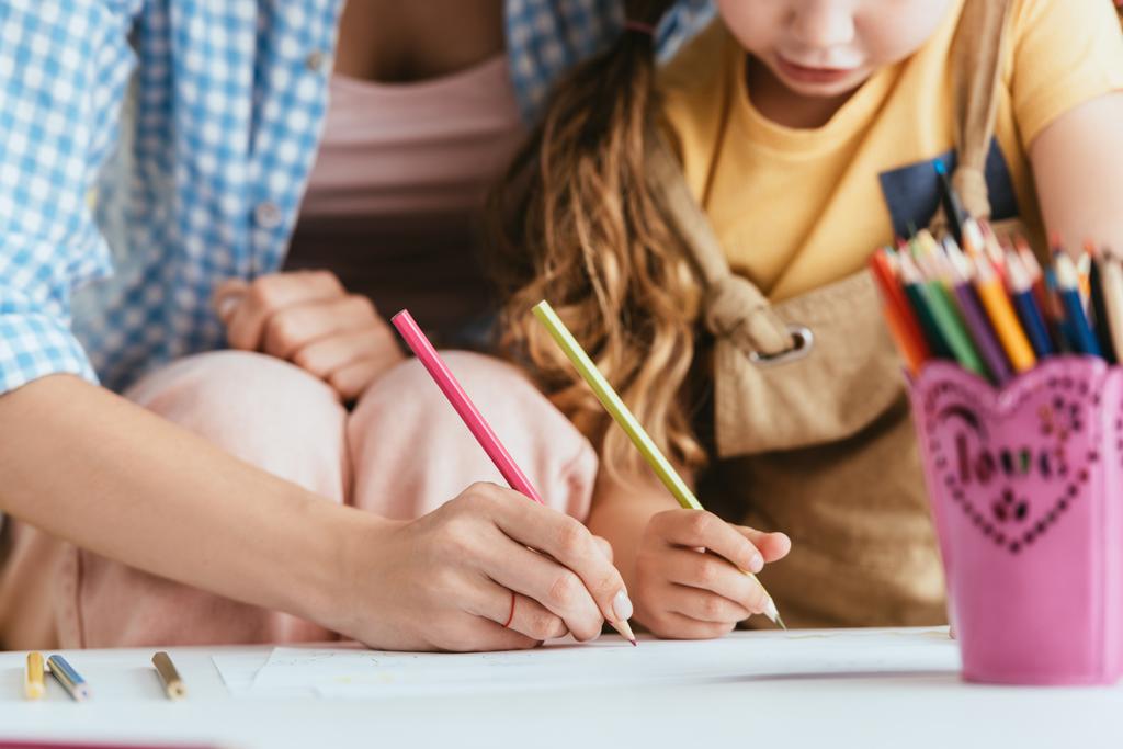 Teilansicht von Babysitter und Kind zeichnen mit Bleistiften zusammen - Foto, Bild