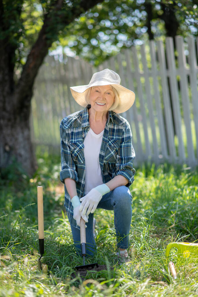 Ηλικιωμένη που εργάζεται σε λαχανόκηπο - Φωτογραφία, εικόνα
