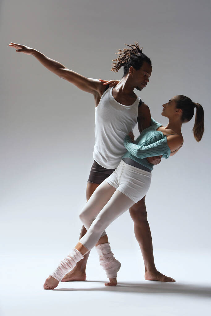 Tancerka baletowa wspierająca balerinę - Zdjęcie, obraz