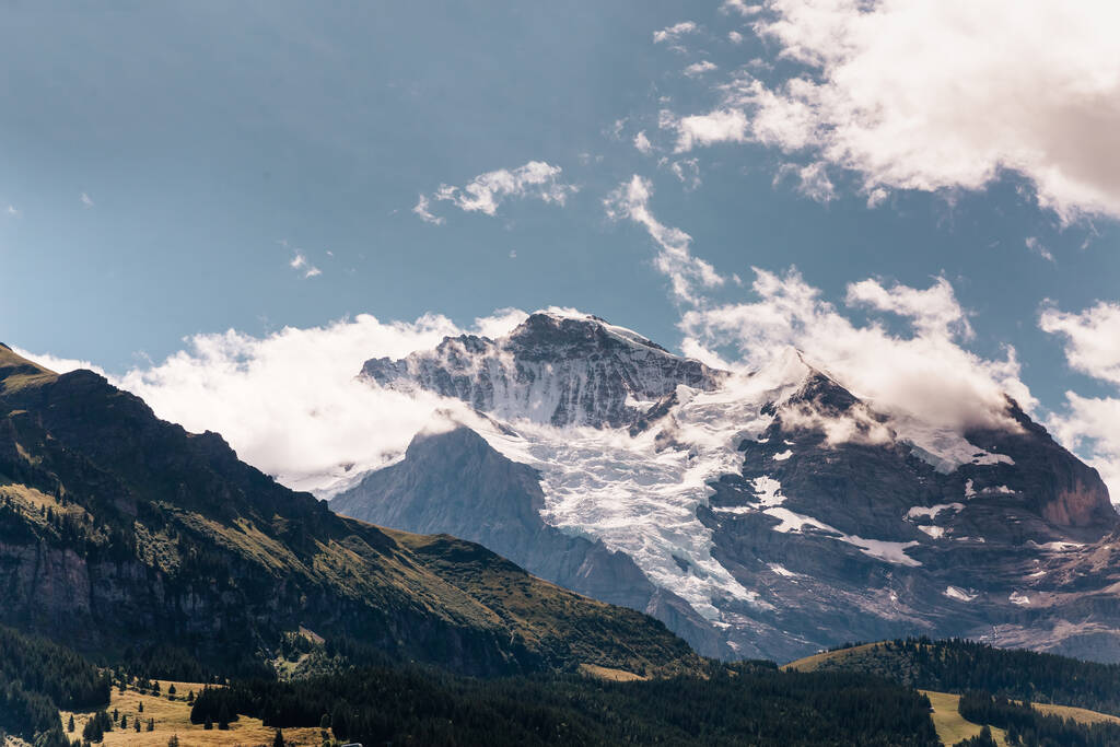 Szenische Aussicht auf grüne Hänge und Himmel im Lauterbrunnental, Schweiz - Foto, Bild