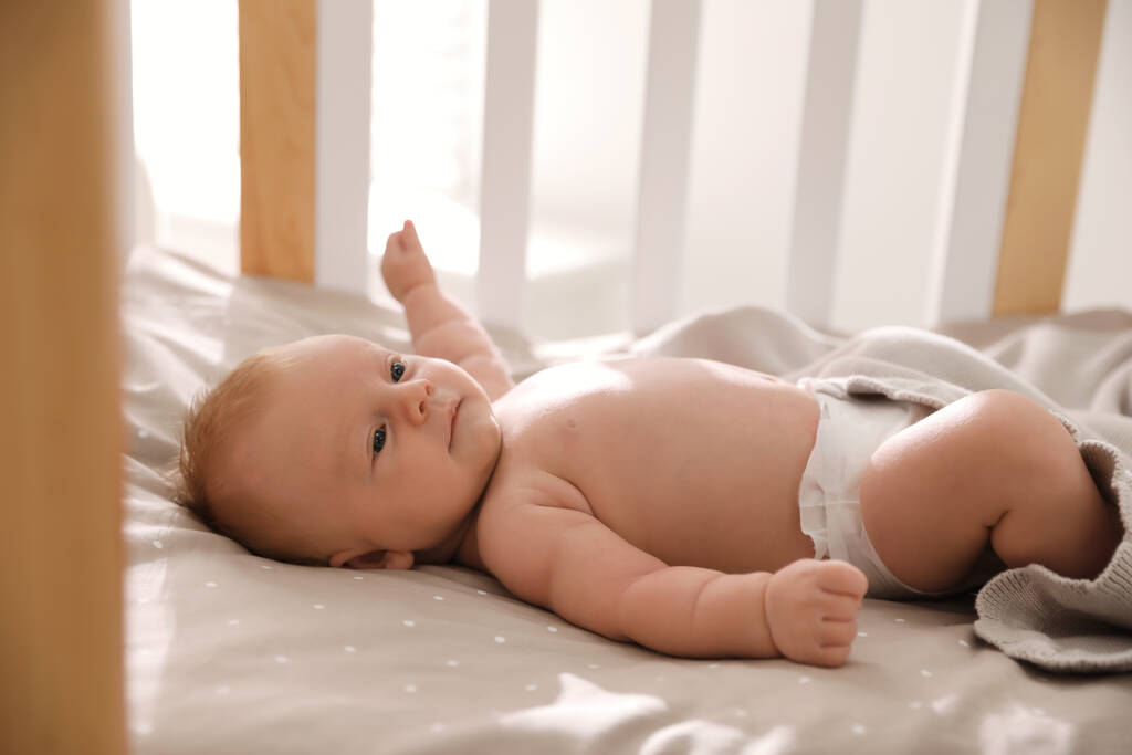 かわいい子供がベッドに横になっている。健康な赤ちゃん - 写真・画像