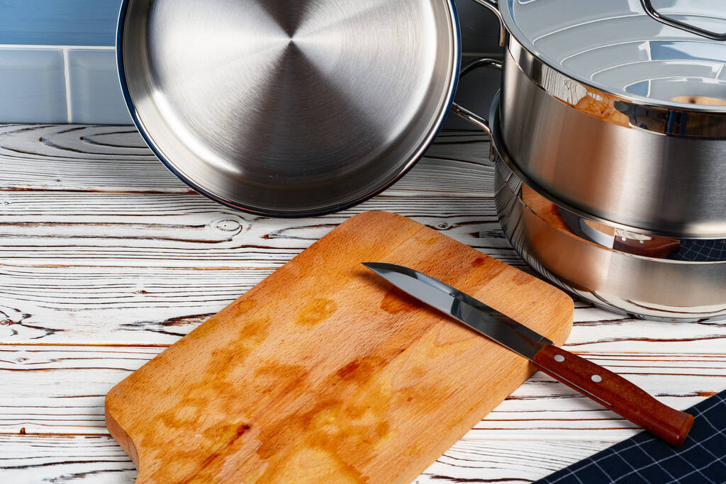 Σετ μαγειρικά σκεύη αλουμινίου στον πάγκο της κουζίνας - Φωτογραφία, εικόνα