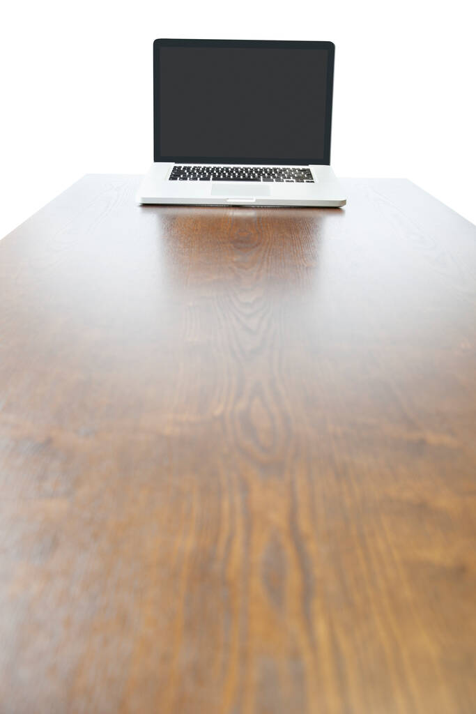Laptop na końcu drewnianego stołu - Zdjęcie, obraz