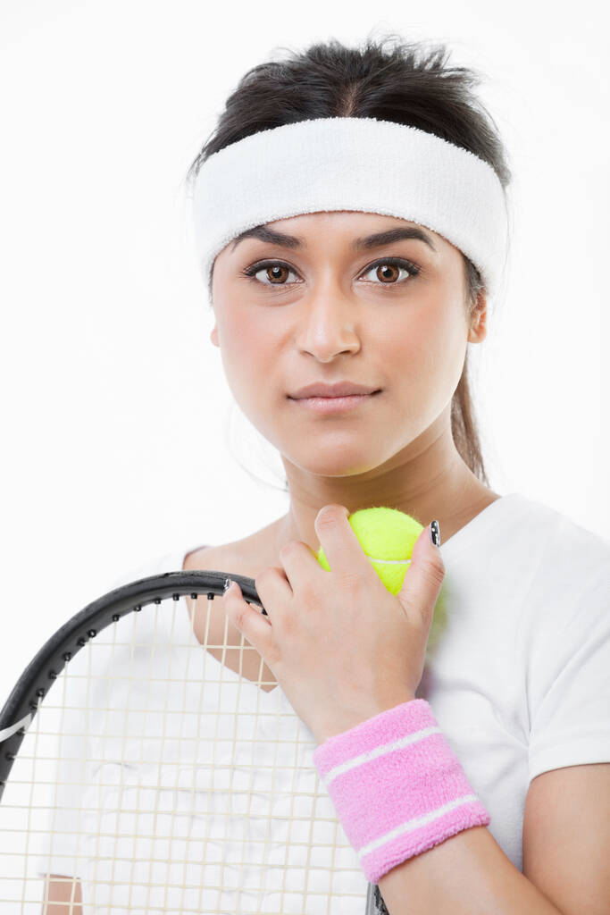 Beyaz arka planda genç bayan tenis oyuncusunun portresi - Fotoğraf, Görsel