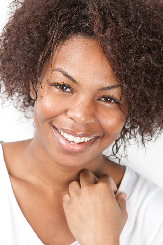 幸せなアフリカ系アメリカ人の若い女性のクローズアップポートレート - 写真・画像