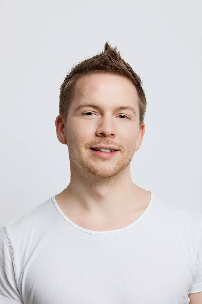 Portrét mladého bělocha s ostnatými vlasy na bílém pozadí - Fotografie, Obrázek