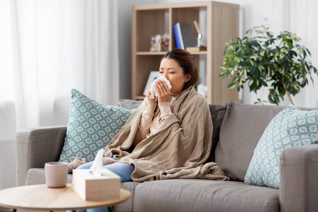 malade asiatique femme souffler nez avec tissu à la maison - Photo, image