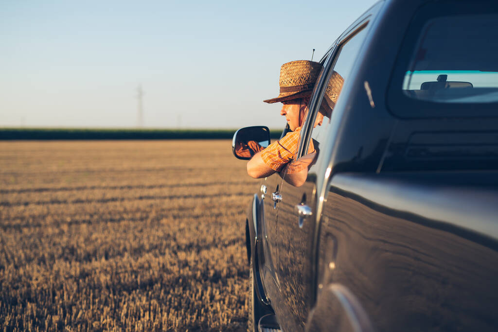 Молодий чоловік у солом'яному капелюсі водіння вантажівки
 - Фото, зображення