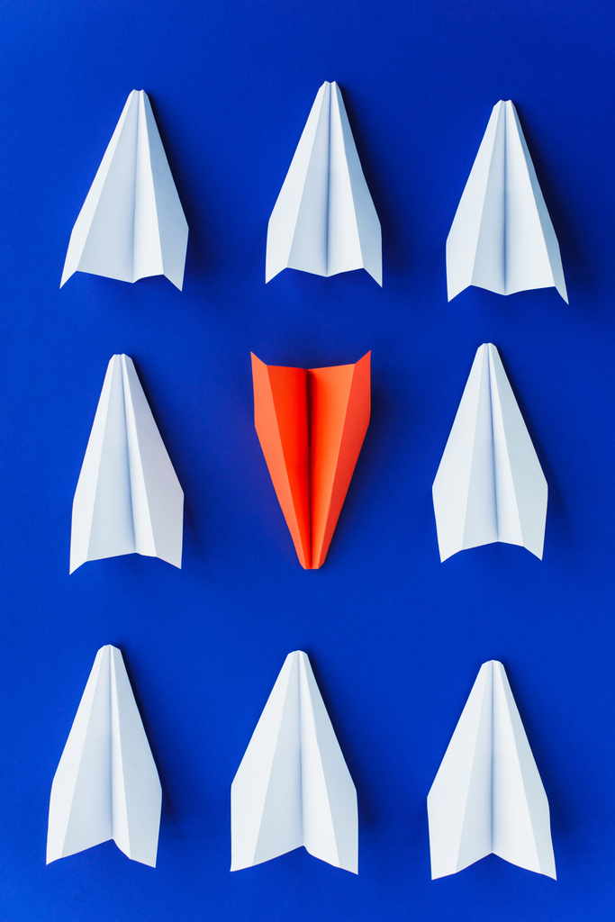 Mavi arka planda beyaz ve kırmızı kağıt uçaklar, liderlik konsepti  - Fotoğraf, Görsel