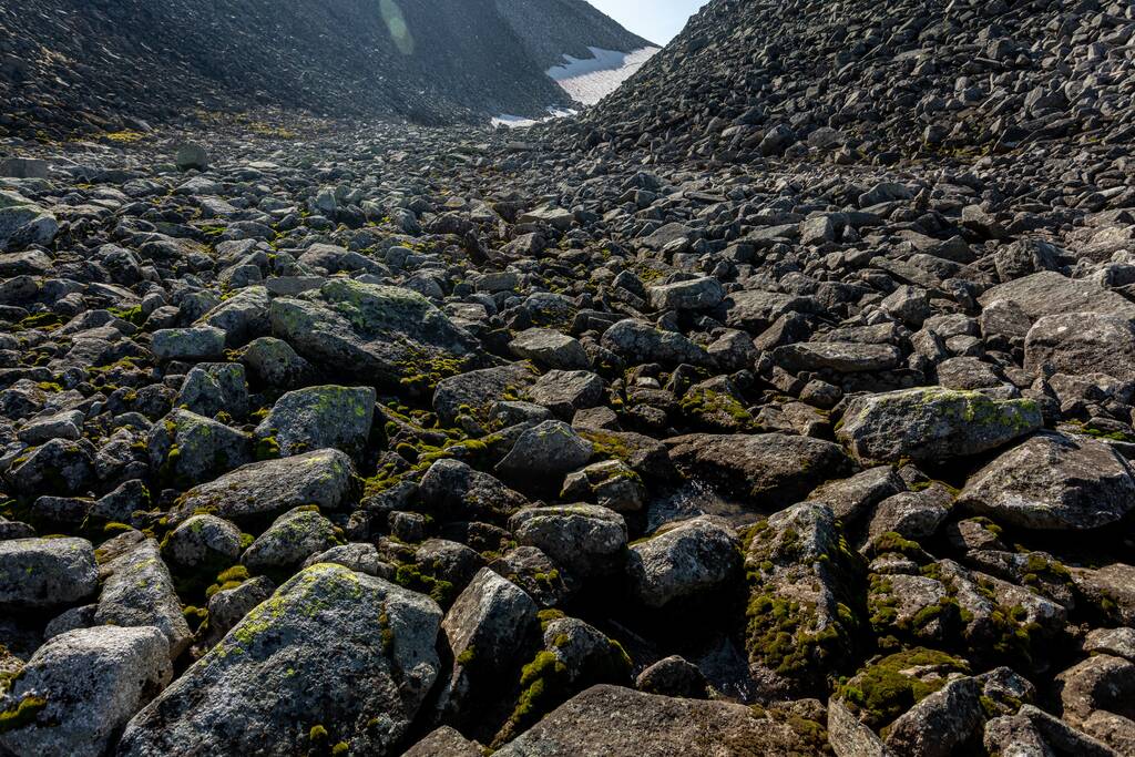 Nagy sziklaszirtek, egy nemzeti parkban a Sarki Urálban, Oroszországban. Turista koncepció. Közelkép. - Fotó, kép