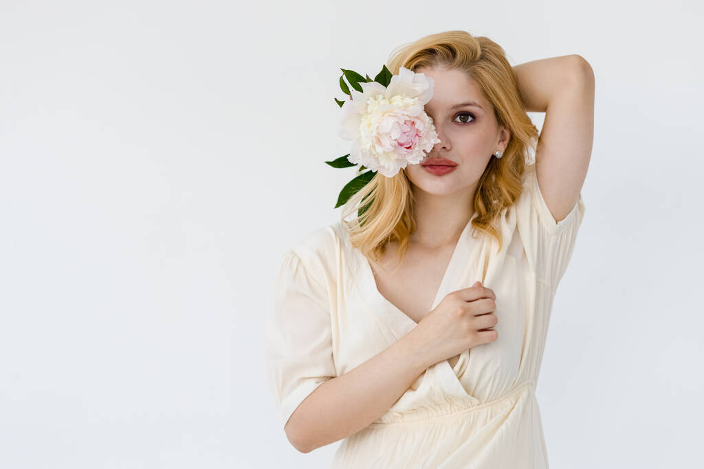 Εσωτερική λήψη του όμορφου κοριτσιού κρατώντας λευκό και τριανταφυλλιές, γοητευτική γυναίκα με μεγάλο μπουκέτο, απολαμβάνοντας τα λουλούδια της - Φωτογραφία, εικόνα