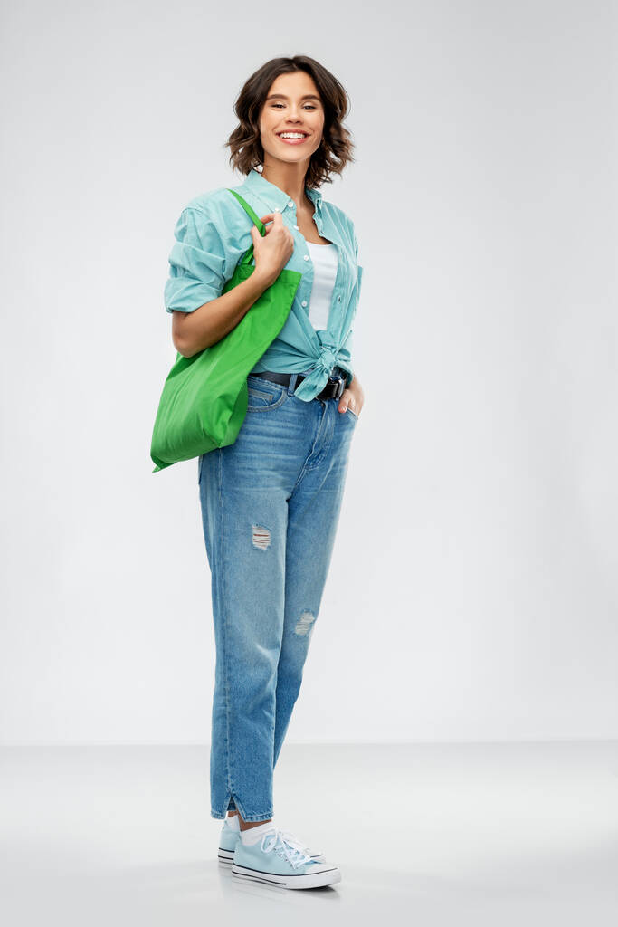 vrouw met herbruikbare canvas tas voor voedsel winkelen - Foto, afbeelding
