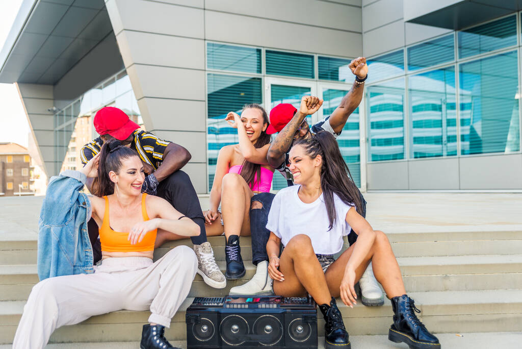Hip hop személyzet tánc - Multiracionális csoport az emberek szórakozás szabadban - Fotó, kép