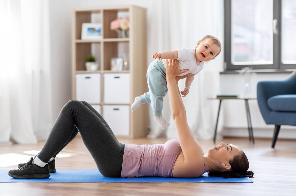 madre feliz con el pequeño bebé haciendo ejercicio en casa - Foto, Imagen