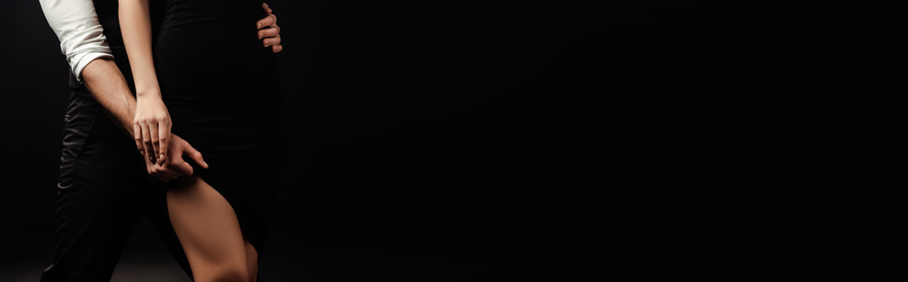 Récolte panoramique de l'homme déshabiller petite amie isolée sur noir  - Photo, image