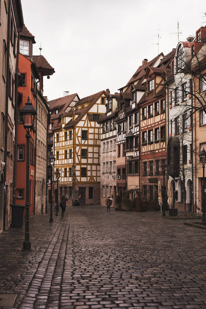 Nürnberg, Németország - 2020. július 10., macskaköves utca középkori német stílusban és régi házak - Fotó, kép