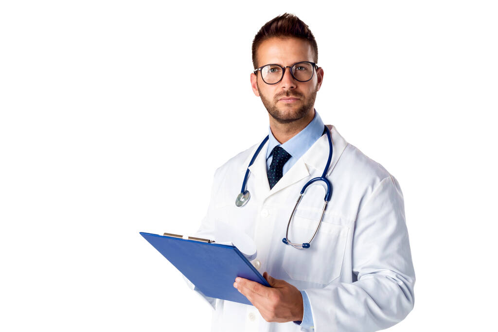 Retrato tiro de sorrir médico masculino segurando prancheta em sua mão enquanto estava em pé no fundo branco isolado. Espaço de cópia
.  - Foto, Imagem