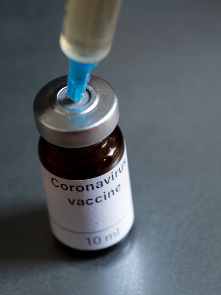 Auf dieser Foto-Illustration sind Fläschchen mit der Aufschrift Coronavirus-Impfstoff und eine Spritze zu sehen  - Foto, Bild