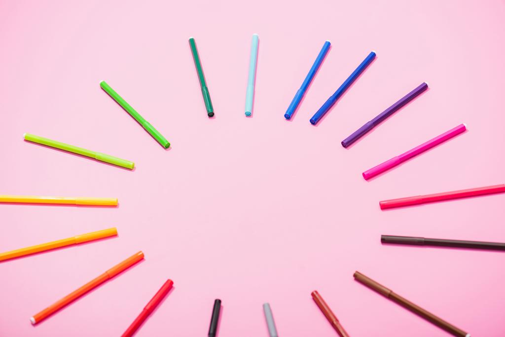 high angle view of empty frame of multicolored felt pens on pink - Photo, Image