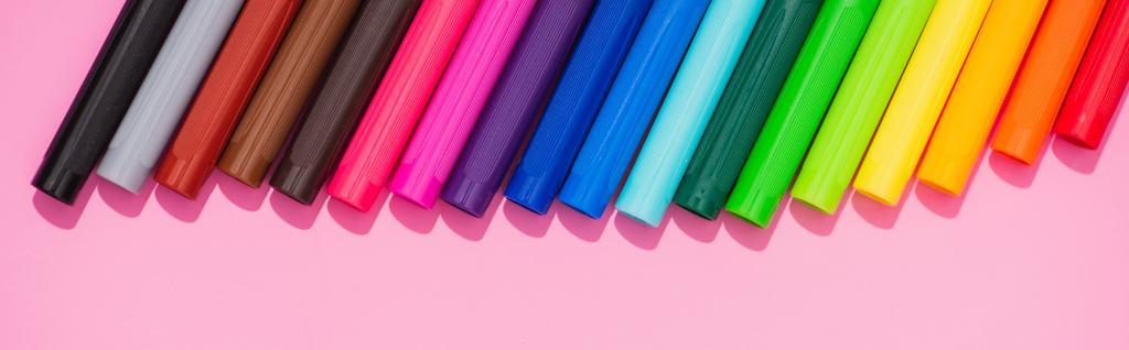 felső nézet színes tip tollak sor rózsaszín háttér, vízszintes kép  - Fotó, kép