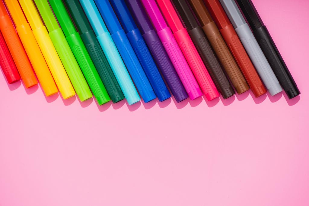 Fotokopi alanı olan pembe arkaplandaki renk keçeli kalemlerin üst görünümü - Fotoğraf, Görsel