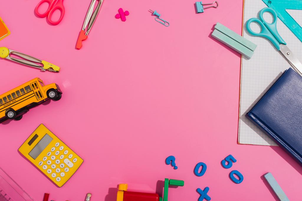 keret sokszínű iskolai írószer rózsaszín fénymásoló hely, felső nézet - Fotó, kép