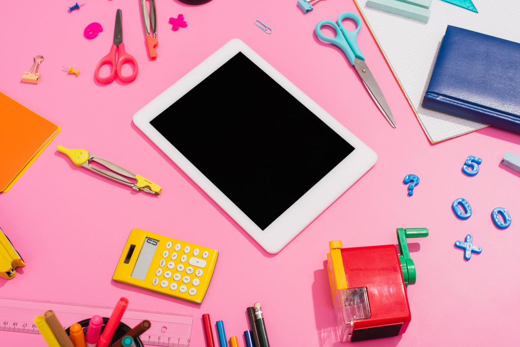 High-Winkelansicht des digitalen Tablets in der Nähe von Notebooks und Schulmaterialien auf rosa - Foto, Bild