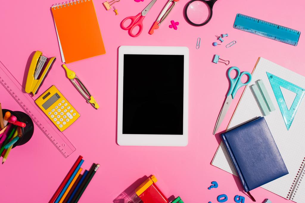 vista superior do tablet digital com tela em branco perto de material escolar em rosa
 - Foto, Imagem