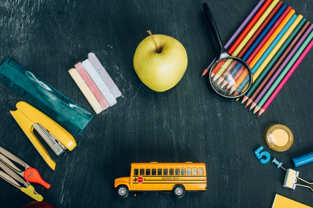 ylhäältä näkymä koulubussi malli, koko omena ja koulun paperitavarat musta liitutaulu  - Valokuva, kuva