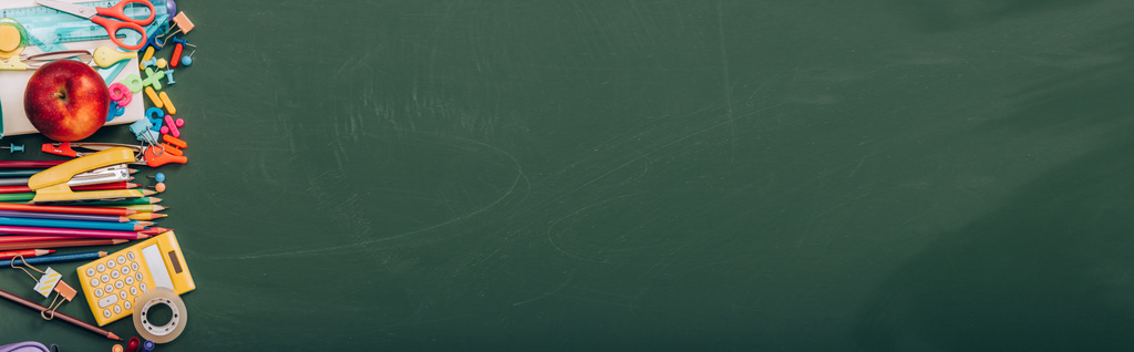 felső nézet érett alma és iskolai írószer zöld táblán, vízszintes kép - Fotó, kép