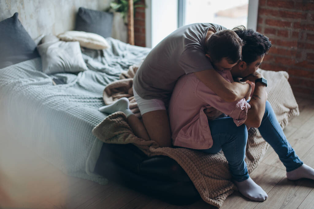 家庭でのゲイカップル,私生活の親密な瞬間 – ホモセクシャルパートナー - 写真・画像