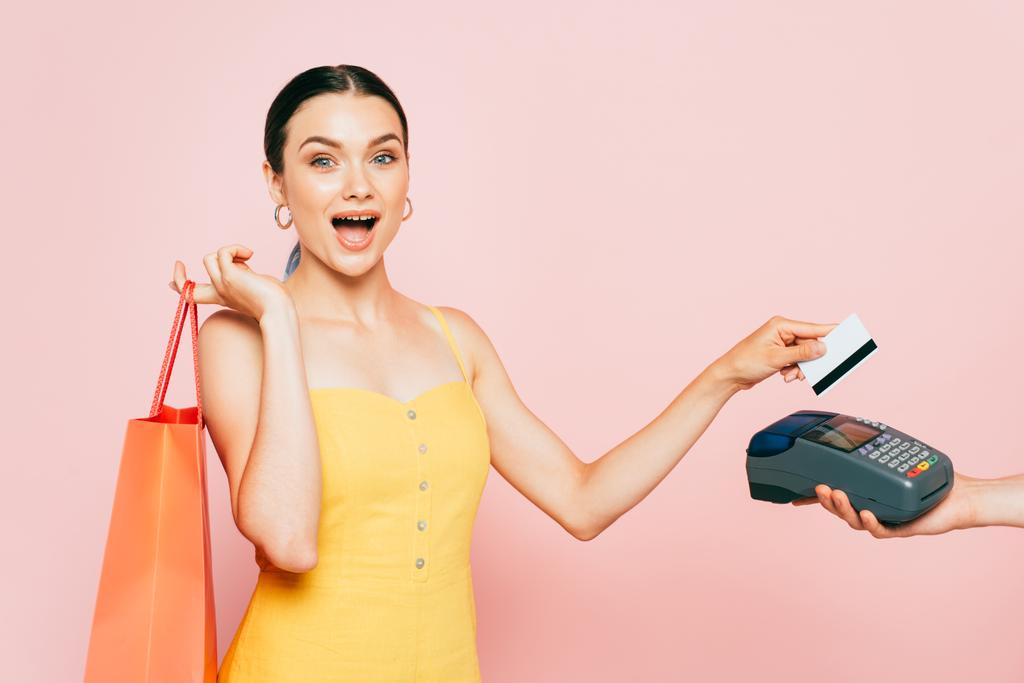 sokkos barna fiatal nő bevásárló táska fizető hitelkártyával rózsaszín - Fotó, kép