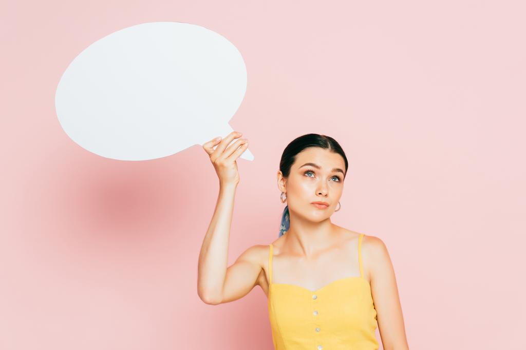 töprengő barna fiatal nő fehér üres beszéd buborék rózsaszín - Fotó, kép