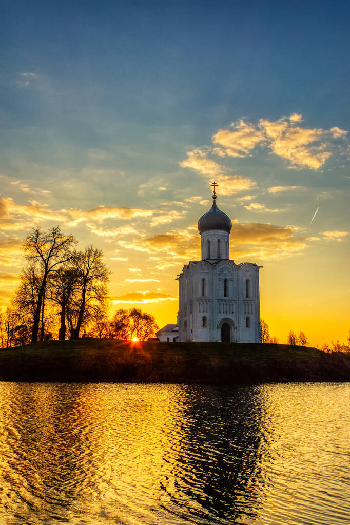 A közbenjárás temploma a Nerl folyón. Vladimir régió, Oroszország - Fotó, kép