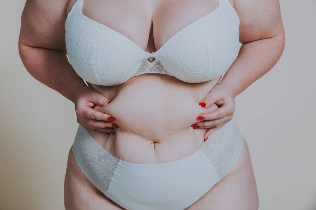 Body acceptatie concept. curvy meisje poseren in studio tegen samenleving vooroordelen - Foto, afbeelding