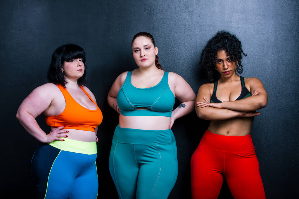 Plus size donne che fanno sport e fitness. Studio ritratti con ragazze curvy multietniche - Foto, immagini