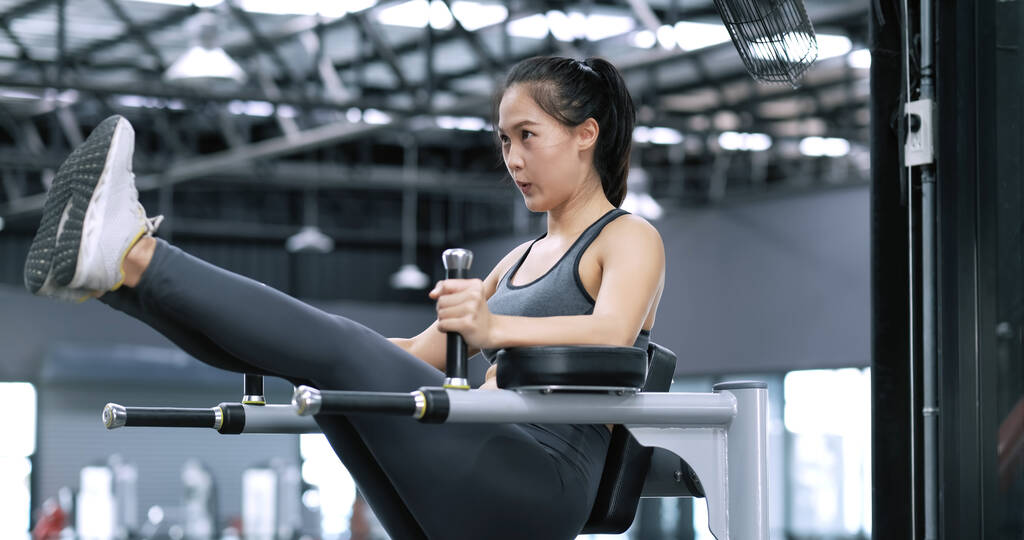 Sportieve jonge Aziatische vrouwen doen oefeningen met lichaamsgewicht in de fitnessruimte, Vrouwelijke workout training lichaam sterk en gezond bodybuilding, Atleet bouwer spieren levensstijl concept. - Foto, afbeelding