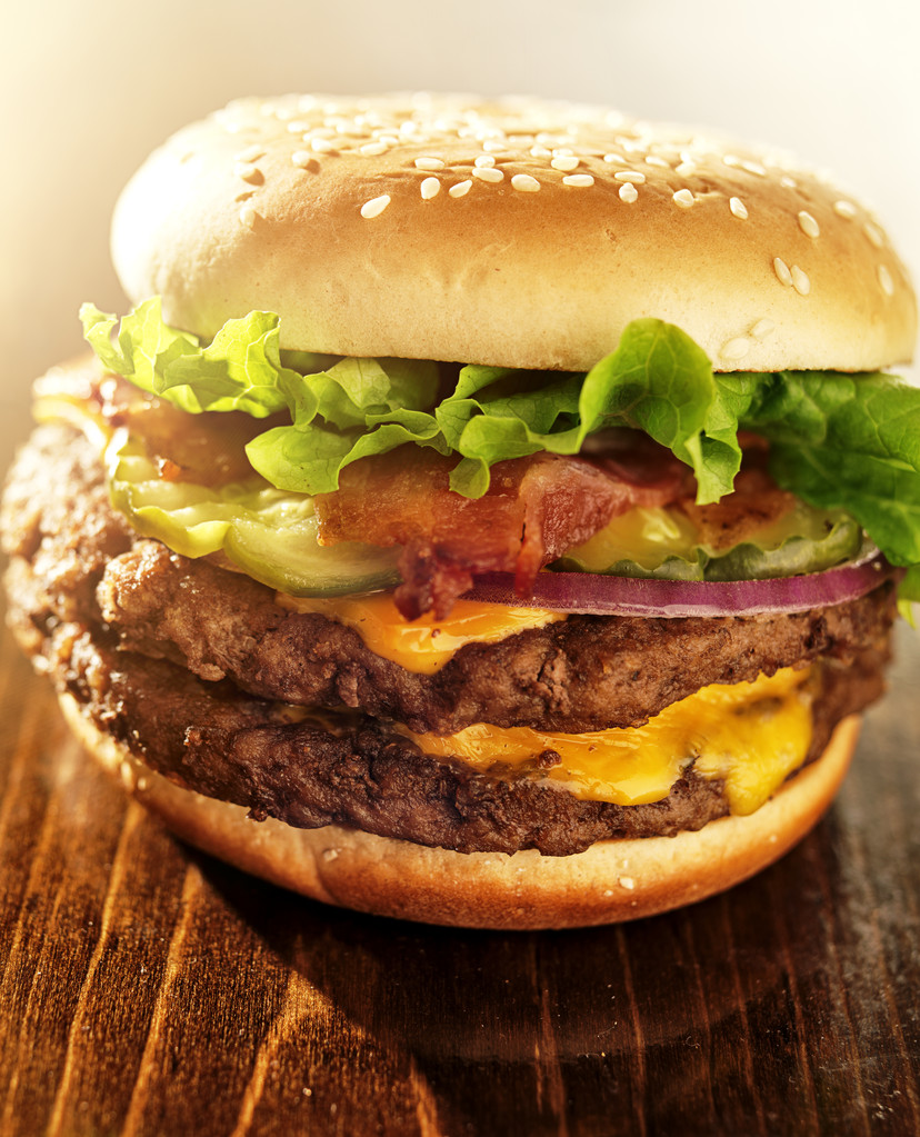 Dubbele hamburger met spek en de werken - Foto, afbeelding
